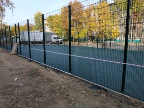 Забор на спортивную площадку 40 метров фото в Кратово