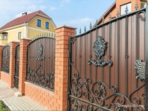 Кирпичный забор с ковкой  150 метров фото в Кратово