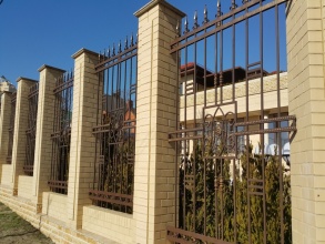 Кирпичный забор с ковкой  10 метров фото в Кратово